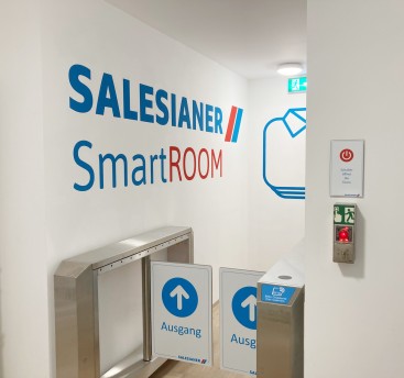 SALESIANER SmartRoom - Begehbare Raumlösung für Unternehmen, bei der mehrere MitarbeiterInnen Bekleidung aus einem mit Schleusen abgetrennten Raum entnehmen können. Unterstützt durch RFID-Chip-Technologie, bietet der SmartRoom textile Versorgungssicherhei