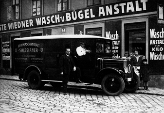 SALESIANER erster Lkw aus dem Jahr 1928, historisches Bild eines frühen Transportfahrzeugs des Unternehmens